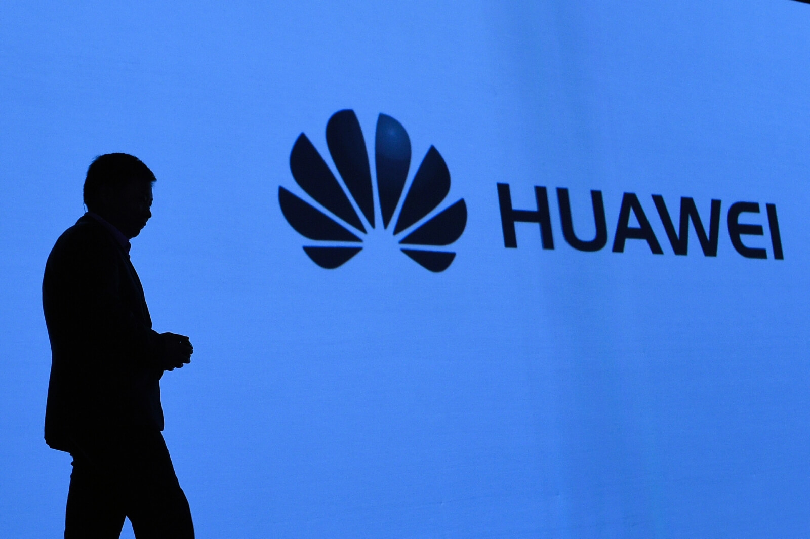 Venda de smartphones da Huawei (002502) despencam puxada pelas restrições americanas