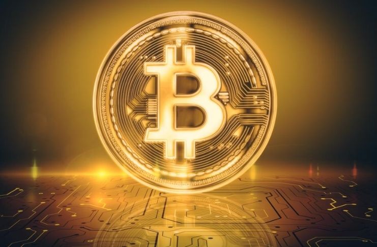 Bitcoin cai 10% após nova alta recorde
